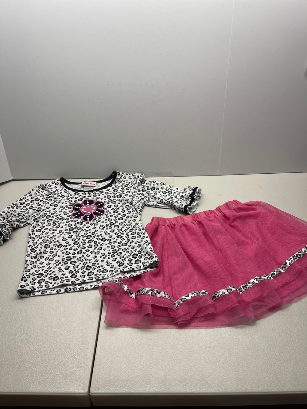 Little Lass  2 piece set Pink Ruffled Girls Skirt and shirt. Size 6